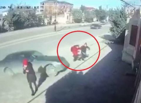 Xırdalanda dəhşət: Avtomobil iki şagirdi vurdu, biri komadadı – ANBAAN VİDEO