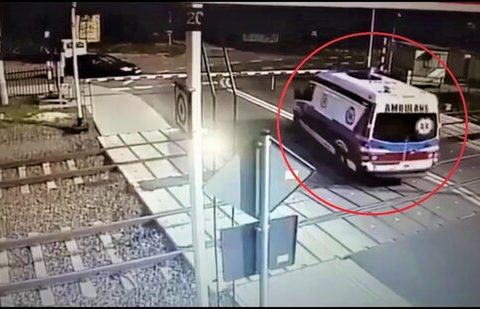 Bakıda təcili yardım maşını qatarla toqquşub