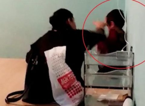 Suraxanı uşaq evində müəllimin şagirdin başından vurduğu görüntülər – VİDEO