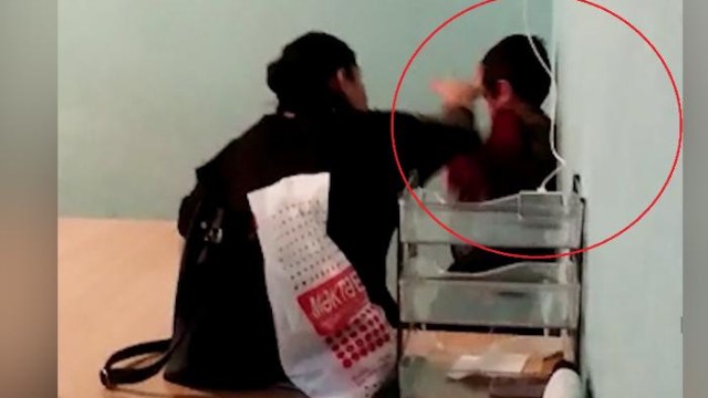 Suraxanı uşaq evində müəllimin şagirdin başından vurduğu görüntülər – VİDEO Suraxanı uşaq evində müəllimin şagirdin başından vurduğu görüntülər – VİDEO