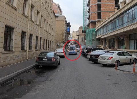 Təcili tibbi yardım maşınının sürücüsü Bakının mərkəzində çətin vəziyyətə düşdü – VİDEO