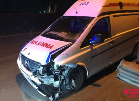 Təcili tibbi yardım maşını qəzaya uğradı, tibb işçiləri xəsarət aldı – FOTO