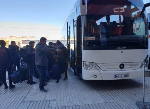 Türkiyə zəlzələ zonasından təxliyyə edilən tələbələr Naxçıvandan təyyarə ilə Bakıya yola salındı