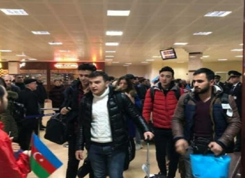 Türkiyənin zəlzələ bölgəsindən Bakıya gələn tələbələr belə qarşılandı – VİDEO
