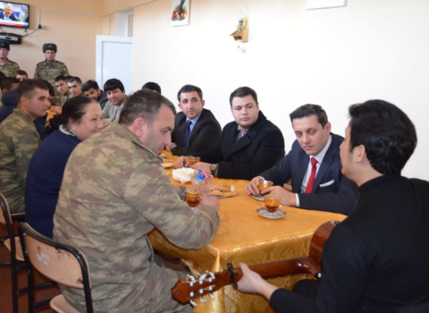 Gənclər günü münasibəti ilə fləşmob və gənc əsgərlərlə görüş keçirildi – FOTO