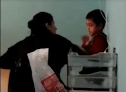 Uşaq evində azyaşlını döyən müəllim işdən çıxarıldı – RƏSMİ