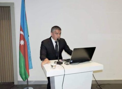 Sabiq nazirin deputatlığa namizəd oğlu 100 manatdan pul paylayır