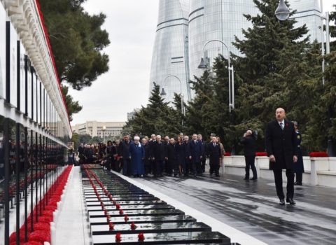 Prezident Şəhidlər xiyabanını ziyarət etdi – FOTO