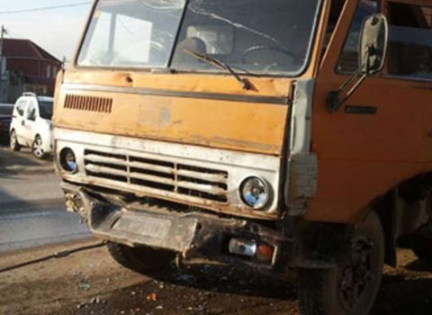 Minik avtomobili “Kamaz”la toqquşdu – Foto