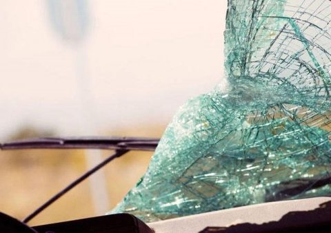 Qusarda minik avtomobili yoldan çıxaraq aşıb