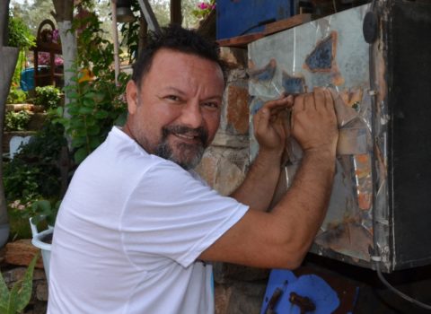 Türkiyənin tanınmış rəssamı evində güllələnmiş halda tapıldı