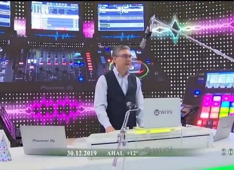 Türkmənbaşı Azərbaycan mahnısı ifa etdi, məmurları oynadı – VİDEO
