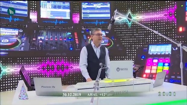 Türkmənbaşı Azərbaycan mahnısı ifa etdi, məmurları oynadı – VİDEO Türkmənbaşı Azərbaycan mahnısı ifa etdi, məmurları oynadı – VİDEO