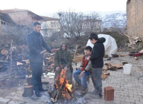 13 yaşlı Dilarə zəlzələ haqqında danışdı: Daşlar başımıza düşməyə başladı…