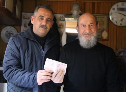 Zəlzələdən sağ qalanlar üçün göndərilən pencəkdən 10 min lirə çıxdı – FOTO