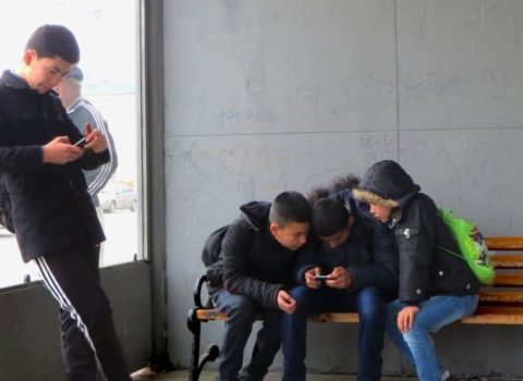Məktəblərdə cib telefonlarına qadağa qoyuldu – Siniflərdə porno izləyirmişlər