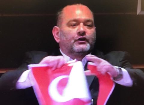 Türkiyə bayrağını cıran şəxsə qarşı istintaq başlandı
