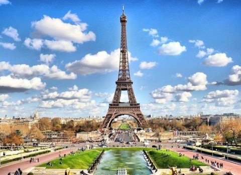 Eyfel qülləsinə gələn turistlər bomba təhlükəsi ilə təxliyə edildi