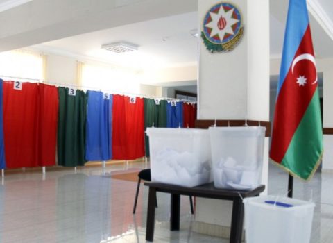 Qubada məmur deputatlığa namizəd gənc xanımı hədələyir – “Mənə şər atır” – FOTO