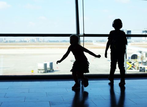 Aeroportda 2 uşağını tərk edən ata könüllü müstəntiqlərin yanına gəldi