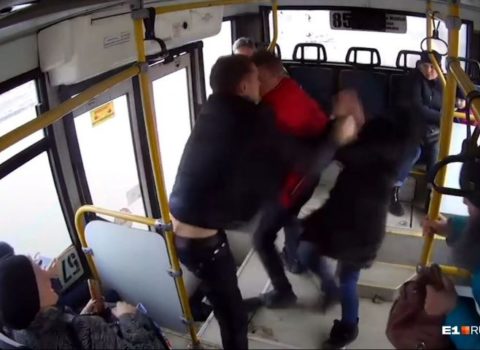Bakıda avtobusda qadınlar arasında əlbəyaxa dava: “Az, kimi itələyirsən?” – VİDEO