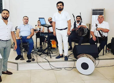 Azərbaycanlı diplomat musiqiçiləri döydü – erməni mahnısı oxuduqlarına görə