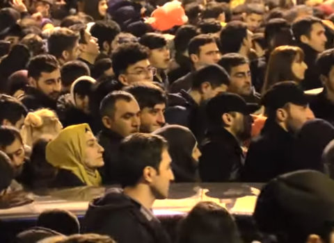 “Əlini aşağı sal, kim sənə verib bu icazəni?!”- VİDEO
