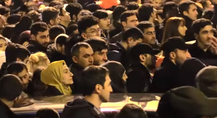 “Əlini aşağı sal, kim sənə verib bu icazəni?!”- VİDEO “Əlini aşağı sal, kim sənə verib bu icazəni?!”- VİDEO