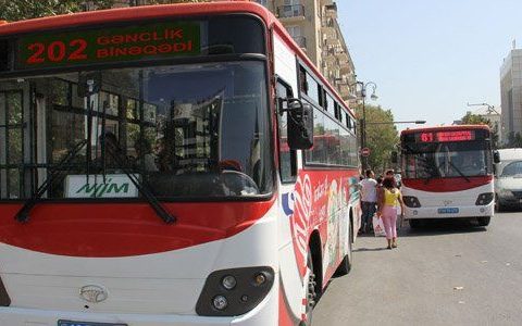 Bakıda avtobusla yük maşını toqquşub, xəsarət alanlar var