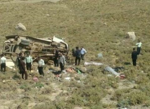 Avtobus dərəyə yuvarlandı: ölənlər var