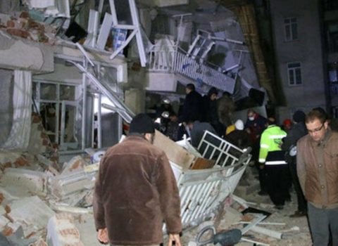 Türkiyədəki zəlzələdən ürək sızladan görüntü – Ata uşaqlarını qorumaq istədi, amma … – VİDEO