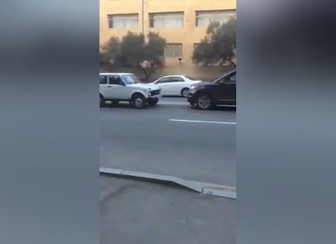 Bakıda “Niva”nın sürücüsü qayda pozan şəxsi belə “cəzalandırdı” – VİDEO