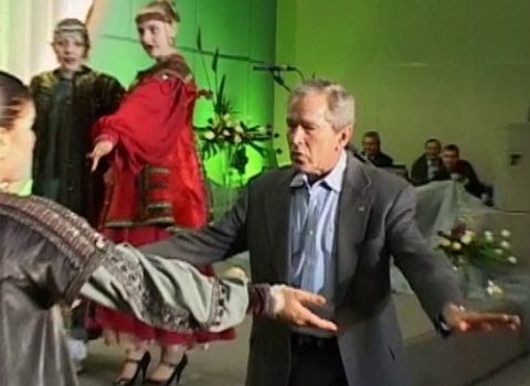 Putin və Buşun rus qızları ilə rəqs edərkən görüntüsü yayıldı – VİDEO