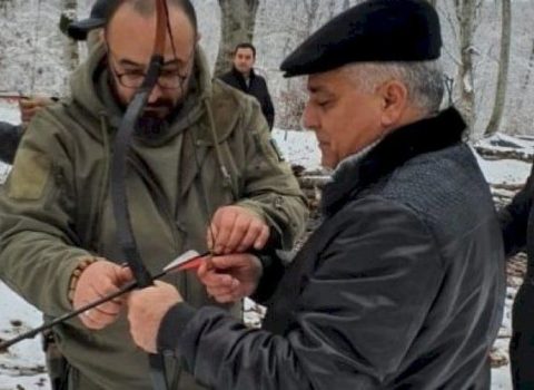 Qubada icra başçısı turistlərlə qar topu oynadı – FOTO