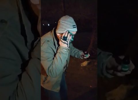 Taksi sürücüsü gediş haqqını ödəməyən sərnişinin başına oyun açdı – VİDEO