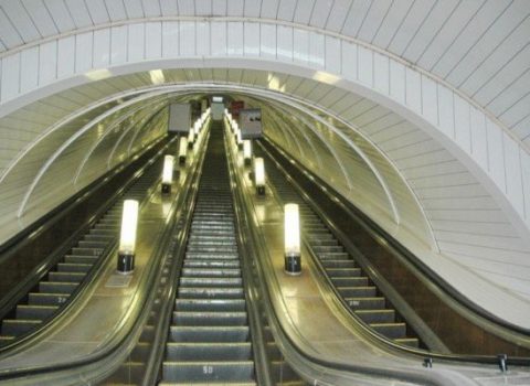 Bakı metrosunda eskalator dayandı: Xəsarət alanlar var