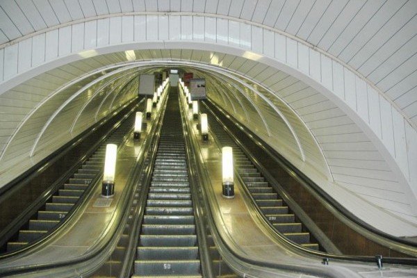 Bakı metrosunda eskalator dayandı: Xəsarət alanlar var