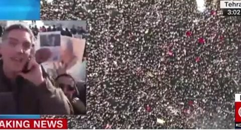 Amerikalı müxbir iranlıların arasına girib generalın vida mərasimindən CANLI yayım etdi – VİDEO