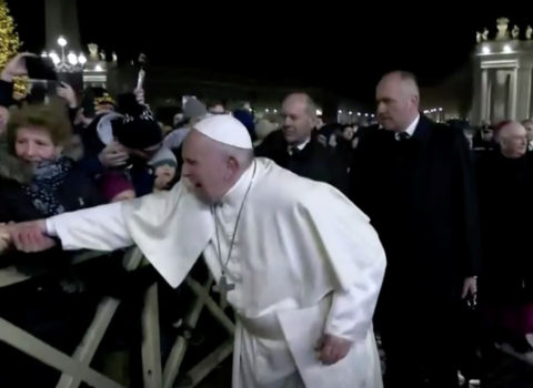 Papa Françiskdən əlini buraxmayan qadına sərt reaksiya – VİDEO