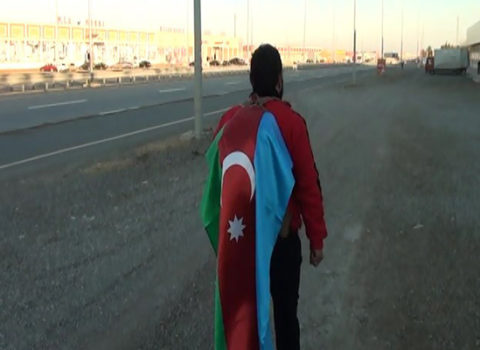 Şəmkirdən Bakıya piyada gəlir – Fotolar