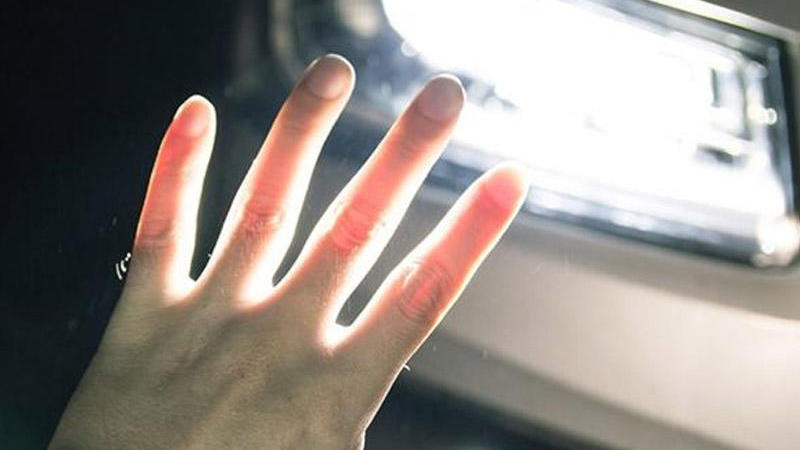Bakıda yolu keçən piyadanı iki avtomobil vurdu