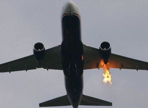 Rusiyada təyyarənin mühərriki yandı: 200-dən çox sərnişin təhlükədə