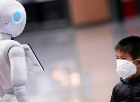 Karantində olan insanlara robotlar xidmət edir – Fotolar