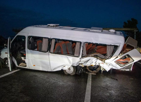 Göygöldə mikroavtobus qəzaya düşdü, ölən və yaralanan var