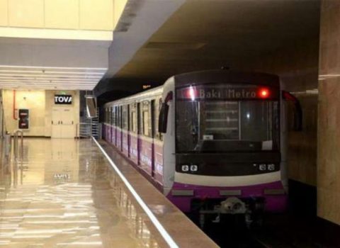 Bakı metrosunda sərnişin özünü qatarın altına atdı