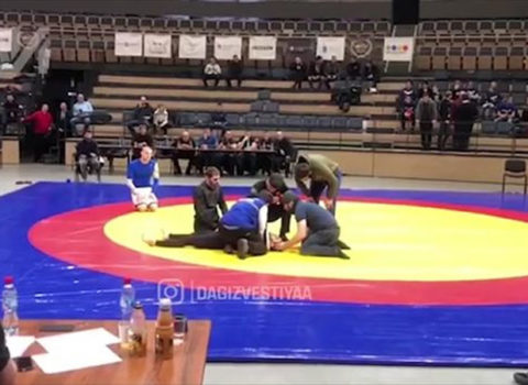 Fənd işlətməyə çalışan güləşçinin boynu sındı – VİDEO