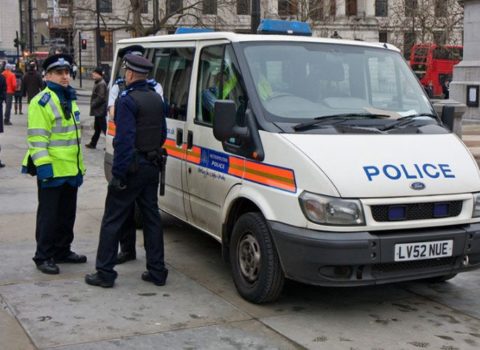 Londonda məscidin imamı bıçaqlandı