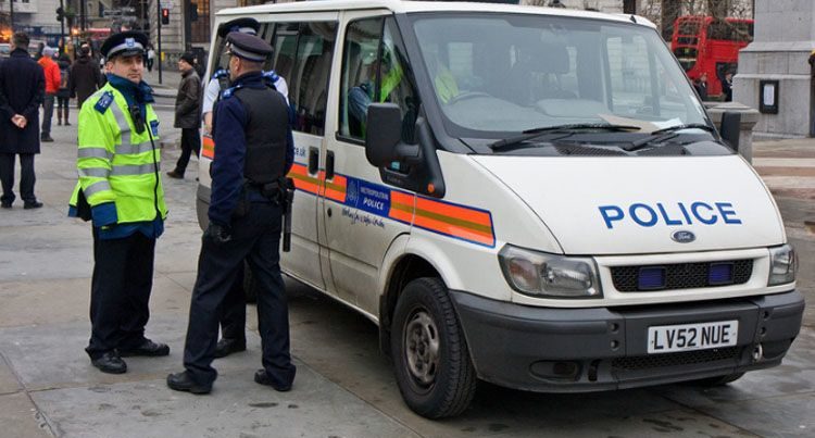 Londonda məscidin imamı bıçaqlandı Londonda məscidin imamı bıçaqlandı