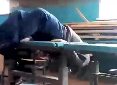 Müəllim içkili halda sinifə girdi, yıxıldı