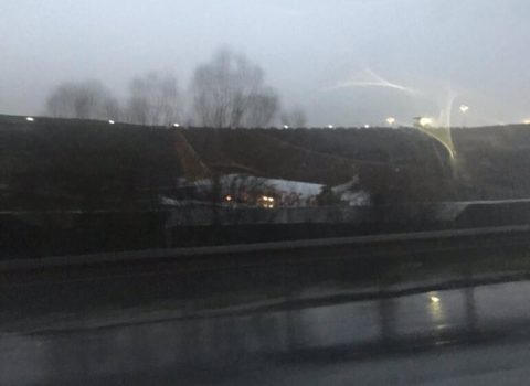 İzmirdən gələn təyyarə İstanbul hava limanında qəzaya uğradı – FOTO